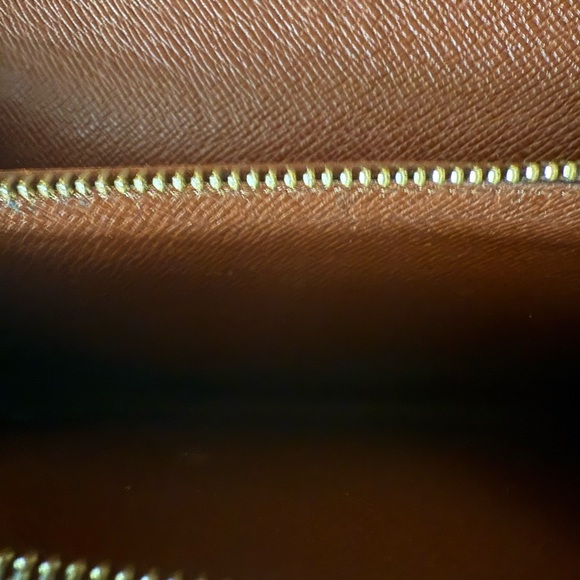 Louis Vuitton Monogram Sarah Wallet – Vintage Classic in Fair Condition - Picture 9 of 14